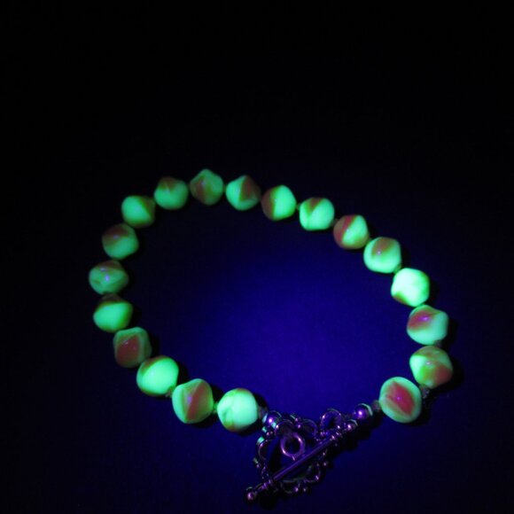 Uranium glass bead bracelet - Picture 8 of 13